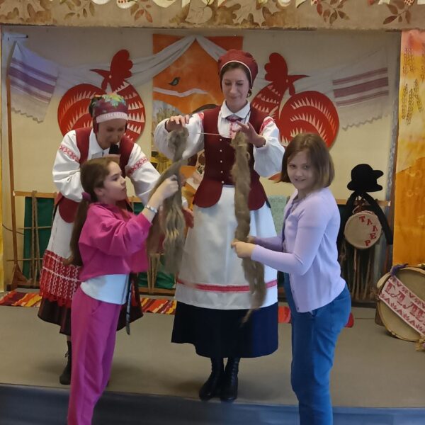 Проект “Кола Часу”: Анимационные программы “Жніўны вянок”, “Калядная зорка”, “Спеў вясны”, “Пакроўскі кірмаш”.